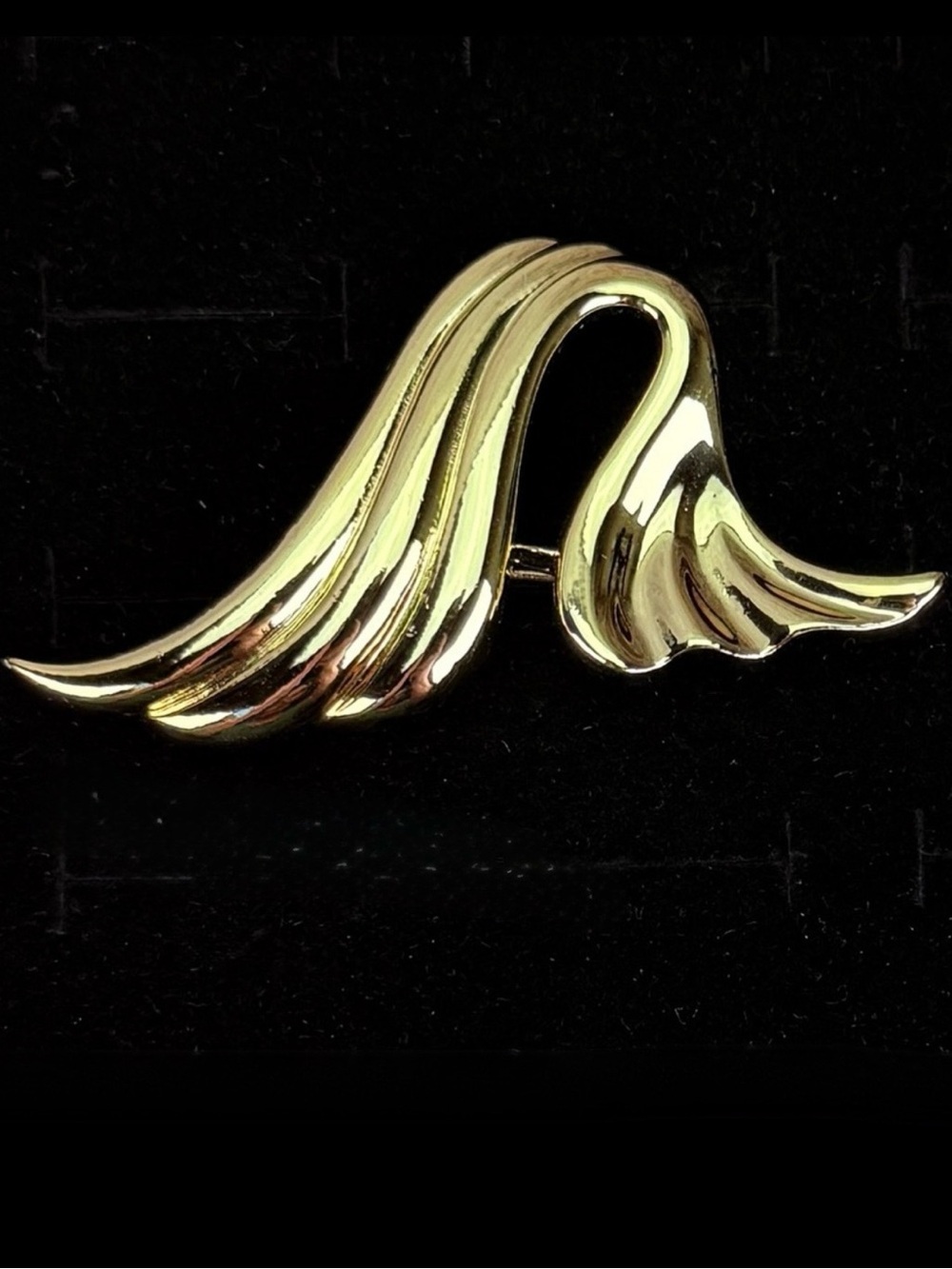 Vintage MINT goldtoned wave brooch